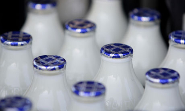 sealing machine for milk bottles.jpg