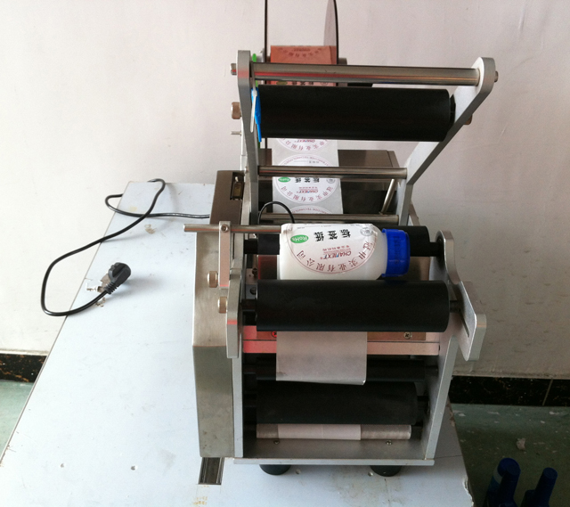 labeling machine for round containers.jpg