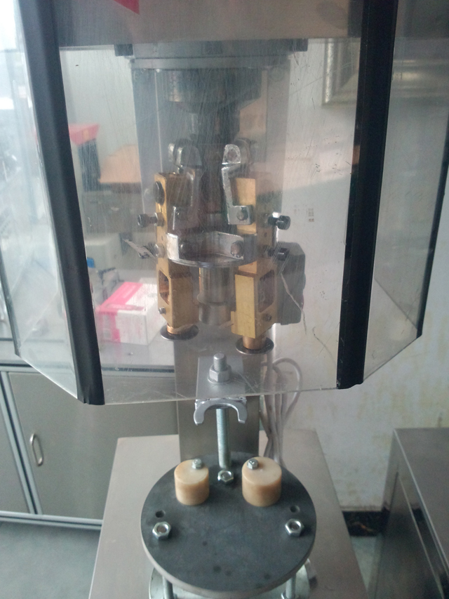 cans capping machine wine bottles.jpg