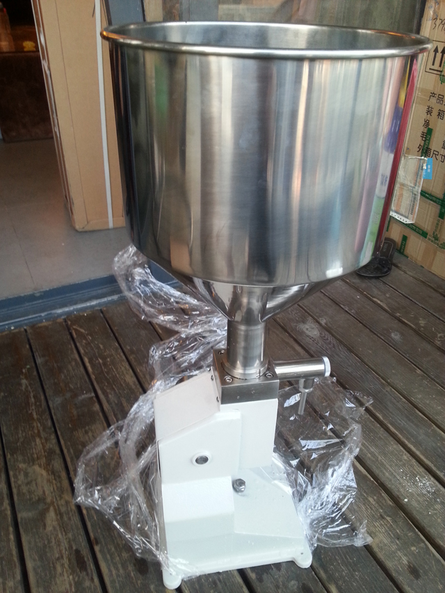 manual filling machine for liquid lotion (6).jpg
