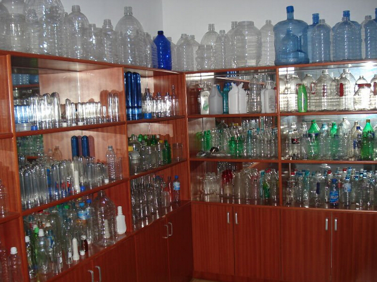 samples for bottles blowing machines.jpg