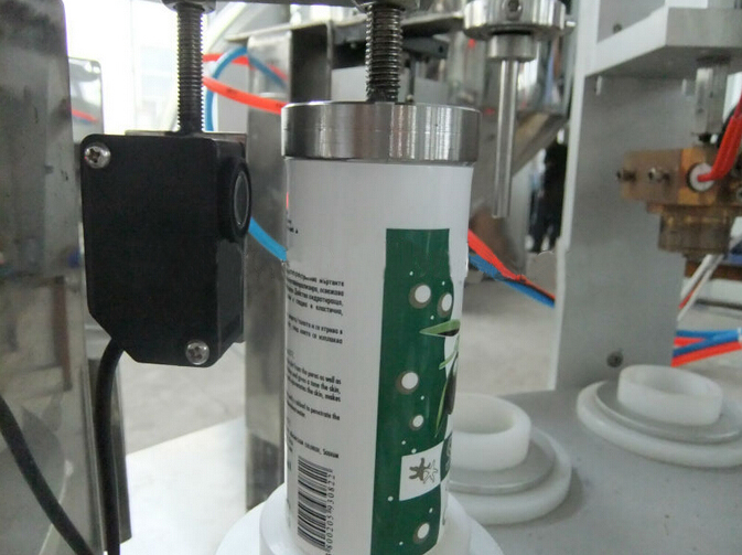tubes filling sealing semi automatic.jpg