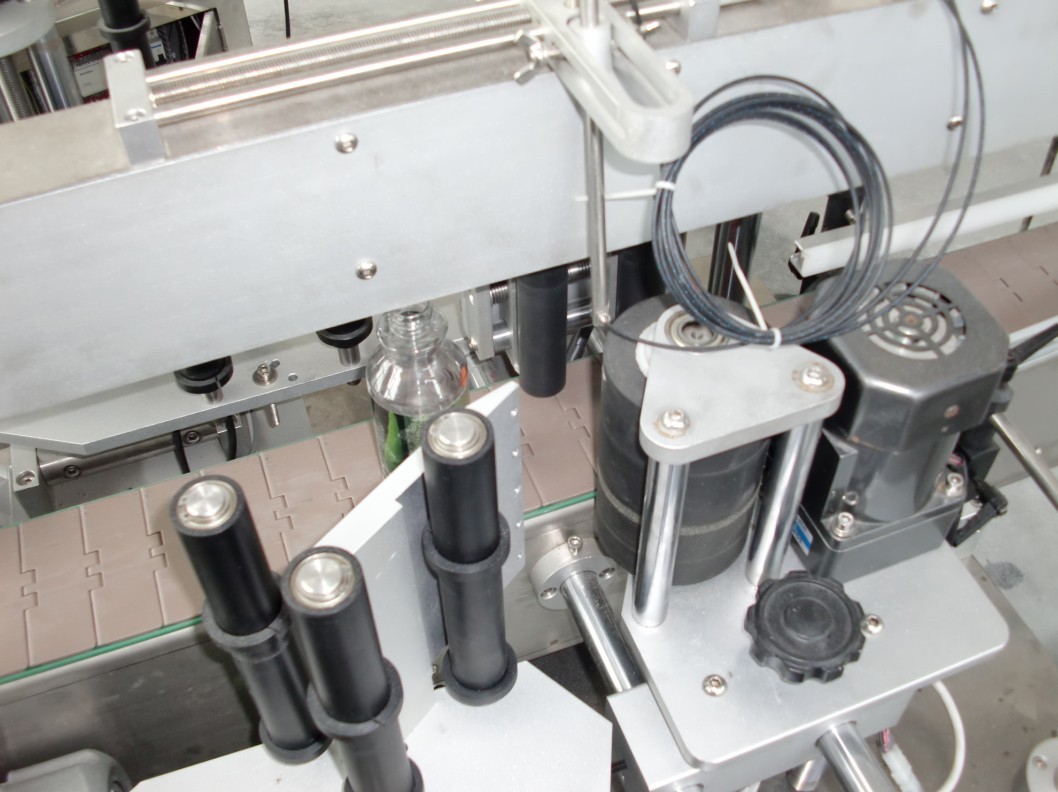 work flow of bottles labeling machine double sided.jpg