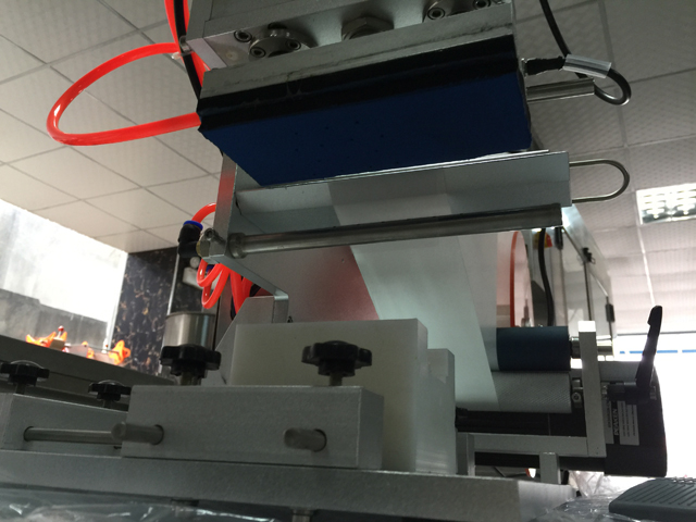 close shot for mould in labeling machine.jpg