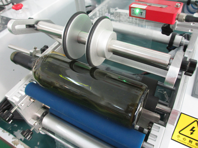 transparent bottles labeling machines.jpg