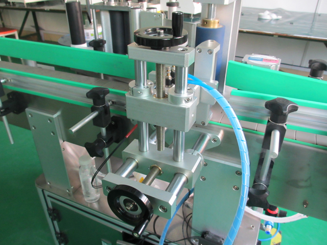 round bottle labeling equipment.jpg