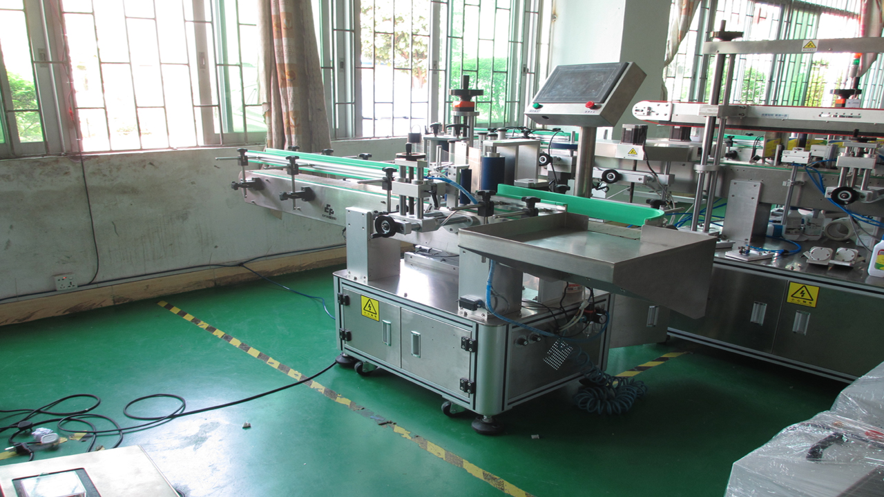 round bottle labeling equipment.jpg